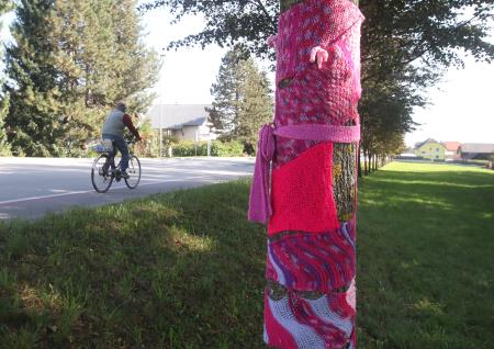 Rožnate pletenine v Lescah